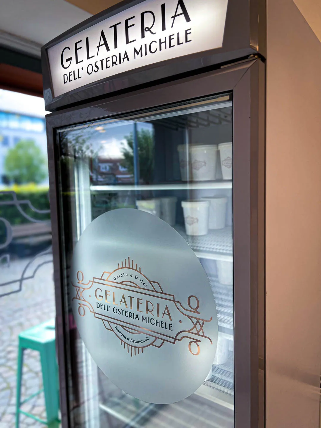 Vitrine gelateria met ijspotten
